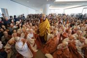 Его Святейшество Далай-лама фотографируется с буддистами из Кореи, которым он даровал аудиенцию. Йокогама, Япония. 15 ноября 2018 г. Фото: Тензин Чойджор.