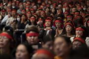 Надев ритуальные повязки, верующие слушают наставления Его Святейшества Далай-ламы во время посвящения Авалокитешвары. Йокогама, Япония. 15 ноября 2018 г. Фото: Тензин Чойджор.