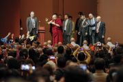 Поднявшись на сцену Национального зала собраний «Пасифико Йокогама», Его Святейшество Далай-лама приветствует верующих. Йокогама, Япония. 16 ноября 2018 г. Фото: Тензин Джигме.