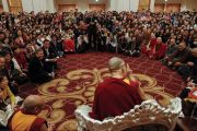 Его Святейшество Далай-лама дарует наставления прибывшим на учения буддистам из Тайваня. Йокогама, Япония. 16 ноября 2018 г. Фото: Тензин Джигме.