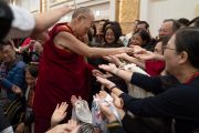 Буддисты из Тайваня тянутся к Его Святейшеству Далай-ламе, чтобы пожать ему руку по завершении встречи. Йокогама, Япония. 16 ноября 2018 г. Фото: Тензин Чойджор.