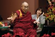Его Святейшество Далай-лама выступает с обращением во время диалога между современной и буддийской наукой. Йокогама, Япония. 16 ноября 2018 г. Фото: Тензин Джигме.