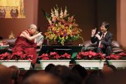 Его Святейшество Далай-лама беседует с японским нейрологом Ирики Ацуши во время диалога между современной и буддийской наукой. Йокогама, Япония. 16 ноября 2018 г. Фото: Тензин Джигме.