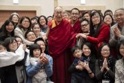 Прибыв на встречу с буддистами из Тайваня, Его Святейшество Далай-лама позирует для совместного фото. Йокогама, Япония. 16 ноября 2018 г. Фото: Тензин Чойджор.
