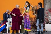 Фотомодель Аи Томинага и кинорежиссер Кенджи Кохаши приветствуют Его Святейшество Далай-ламу перед началом публичной лекции в концертном зале «Хибия». Токио, Япония. 17 ноября 2018 г. Фото: Тензин Чойджор.