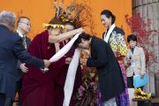Его Святейшество Далай-лама благодарит фотомодель Аи Томинагу и кинорежиссера Кенджи Кохаши за участие в публичной лекции «Мы едины – мы одна семья». Токио, Япония. 17 ноября 2018 г. Фото: Тензин Чойджор.