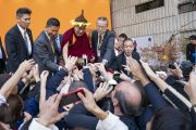 Его Святейшество Далай-лама пожимает руки слушателям по завершении лекции «Мы едины – мы одна семья». Токио, Япония. 17 ноября 2018 г. Фото: Тензин Чойджор.