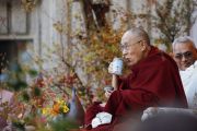 Его Святейшество Далай-лама пьет чай, в то время как переводчик на японский язык переводит его лекцию «Мы едины – мы одна семья». Токио, Япония. 17 ноября 2018 г. Фото: Тензин Джигме.