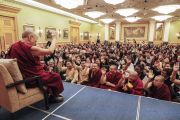Представители тибетского и бутанского сообществ поднимают руки в ответ на вопрос Его Святейшества Далай-ламы о месте их рождения. Токио, Япония. 20 ноября 2018 г. Фото: Тензин Джигме.