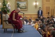Его Святейшество Далай-лама шутливо обращается к слушателям во время встречи с представителями тибетского и бутанского сообществ. Токио, Япония. 20 ноября 2018 г. Фото: Тензин Чойджор.