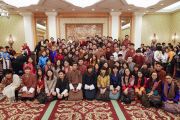 Его Святейшество Далай-лама позирует для совместного фото по завершении встречи с представителями тибетского и бутанского сообществ. Токио, Япония. 20 ноября 2018 г. Фото: Тензин Джигме.