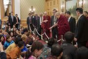 Его Святейшество Далай-лама приветствует представителей тибетского и бутанского сообществ. Токио, Япония. 20 ноября 2018 г. Фото: Тензин Чойджор.