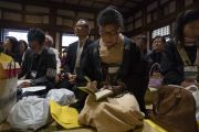 Слушатели делают записи во время учения Его Святейшества Далай-ламы в храме Точодзи. Фукуока, Япония. 22 ноября 2018 г. Фото: Тензин Чойджор.