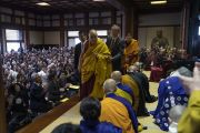 Покидая храм Точодзи по завершении учения, Его Святейшество Далай-лама приветствует слушателей, сидящих на сцене. Фукуока, Япония. 22 ноября 2018 г. Фото: Тензин Чойджор.
