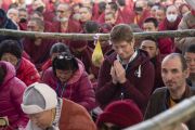 Один из слушателей выражает почтение Его Святейшеству Далай-ламе во время второго дня учений, на которые собрались верующие из 70 стран мира. Бодхгая, штат Бихар, Индия. 25 декабря 2018 г. Фото: Лобсанг Церинг.