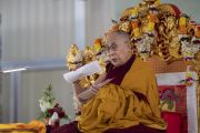 Его Святейшество Далай-лама читает строфы произведения «37 практик бодхисаттвы» во время второго дня учений в Бодхгае. Бодхгая, штат Бихар, Индия. 25 декабря 2018 г. Фото: Лобсанг Церинг.