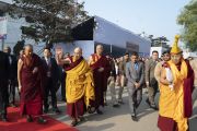 В начале второго дня учений Его Святейшество Далай-лама направляется из своей резиденции в монастыре Гаден Пхелгьелинг на площадку Калачакры. Бодхгая, штат Бихар, Индия. 25 декабря 2018 г. Фото: Лобсанг Церинг.