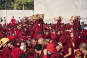 Монахи-волонтеры угощают хлебными лепешками 15 000 верующих, собравшихся на учения Его Святейшества Далай-ламы. Бодхгая, штат Бихар, Индия. 25 декабря 2018 г. Фото: Лобсанг Церинг.
