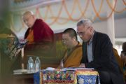 Переводчик на английский язык, расположившийся на сцене во время второго дня учений Его Святейшества Далай-ламы. Бодхгая, штат Бихар, Индия. 25 декабря 2018 г. Фото: Лобсанг Церинг.