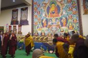По завершении подготовительных ритуалов для посвящения Ямантаки Его Святейшество Далай-лама направляется к своему трону. Бодхгая, штат Бихар, Индия. 26 декабря 2018 г. Фото: Лобсанг Церинг.