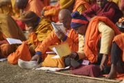 Буддийские монахи-индийцы следят за текстом во время посвящения Ямантаки, даруемого Его Святейшеством Далай-ламой. Бодхгая, штат Бихар, Индия. 26 декабря 2018 г. Фото: Лобсанг Церинг.