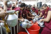 Монахи-волонтеры готовятся раздавать ритуальную воду более чем 15 000 верующих, принимающих посвящение Ямантаки от Его Святейшества Далай-ламы. Бодхгая, штат Бихар, Индия. 26 декабря 2018 г. Фото: Лобсанг Церинг.