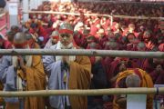 Некоторые из более чем 15 000 верующих, надевших красные ритуальные повязки во время посвящения Ямантаки, даруемого Его Святейшеством Далай-ламой. Бодхгая, штат Бихар, Индия. 26 декабря 2018 г. Фото: Лобсанг Церинг.
