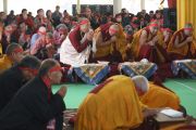 Старшие монахи и гости, сидящие на сцене, принимают участие в ритуалах во время посвящения Ямантаки, даруемого Его Святейшеством Далай-ламой. Бодхгая, штат Бихар, Индия. 26 декабря 2018 г. Фото: Лобсанг Церинг.