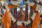Настоятель монастыря Дрепунг Гоманг готовится бросить ритуальный цветок на мандалу во время посвящения Ямантаки, даруемого Его Святейшеством Далай-ламой. Бодхгая, штат Бихар, Индия. 26 декабря 2018 г. Фото: Лобсанг Церинг.