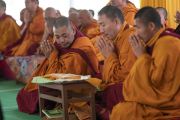 Монахи монастыря Намгьял, помогающие Его Святейшеству Далай-ламе, следят за текстом во время первого дня посвящений «Цикла учений Манджушри». Бодхгая, штат Бихар, Индия. 28 декабря 2018 г. Фото: Лобсанг Церинг.