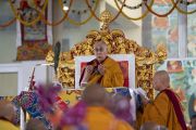 Его Святейшество Далай-лама совершает ритуальные жесты во время первого дня посвящений «Цикла учений Манджушри». Бодхгая, штат Бихар, Индия. 28 декабря 2018 г. Фото: Лобсанг Церинг.