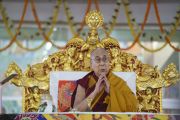 Его Святейшество Далай-лама проводит предварительные церемонии в начале первого дня посвящений «Цикла учений Манджушри». Бодхгая, штат Бихар, Индия. 28 декабря 2018 г. Фото: Лобсанг Церинг.