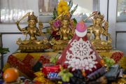 Статуи Манджушри и ритуальные подношения, расставленные на сцене для посвящений «Цикла учений Манджушри», даруемых Его Святейшеством Далай-ламой. Бодхгая, штат Бихар, Индия. 28 декабря 2018 г. Фото: Лобсанг Церинг.