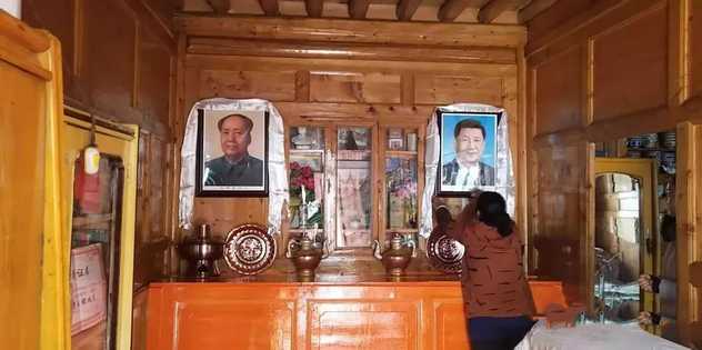 Тибетцев принуждают менять в домах буддийские изображения на портреты партийных лидеров