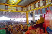 Группа монахов и мирян читает Сутру сердца на русском языке в начале посвящения долгой жизни, даруемого Его Святейшеством Далай-ламой. Бодхгая, штат Бихар, Индия. 30 декабря 2018 г. Фото: Лобсанг Церинг.