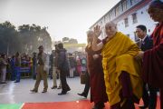 Его Святейшество Далай-лама радостно приветствует друзей и сторонников, направляясь из монастыря Гаден Пхелгьелинг на площадку Калачакры. Бодхгая, штат Бихар, Индия. 30 декабря 2018 г. Фото: Лобсанг Церинг.