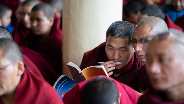 В Дхарамсале Далай-лама начал даровать учения по сочинению Бхававивеки «Сущность Срединного пути»