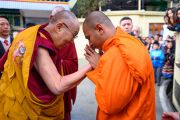 По дороге в главный тибетский храм Его Святейшество Далай-лама останавливается, чтобы поприветствовать тайского монаха. Дхарамсала, Индия. 19 февраля 2019 г. Фото: Тензин Чойджор.