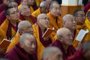 Монахи, расположившиеся в главном тибетском храме, слушают учение Его Святейшества Далай-ламы, даруемое в заключительный день Великого молитвенного фестиваля. Дхарамсала, Индия. 19 февраля 2019 г. Фото: Тензин Чойджор.