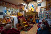 Его Святейшество Далай-лама читает текст джатаки (повествования об одном из прошлых воплощений Будды) во время учения, даруемого в заключительный день Великого молитвенного фестиваля. Дхарамсала, Индия. 19 февраля 2019 г. Фото: Тензин Чойджор.
