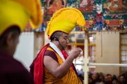 Мастер ритуального пения возглавляет молитвы в начале заключительного дня Великого молитвенного фестиваля в главном тибетском храме. Дхарамсала, Индия. 19 февраля 2019 г. Фото: Тензин Чойджор.