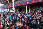 Верующие во дворе главного тибетского храма почтительно ожидают, чтобы хоть краем глаза увидеть Его Святейшество Далай-ламу, возвращающегося в свою резиденцию по завершении учения, дарованного в заключительный день Великого молитвенного фестиваля. Дхарамсала, Индия. 19 февраля 2019 г. Фото: Тензин Чойджор.