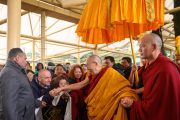 Его Святейшество Далай-лама приветствует верующих, собравшихся во дворе главного тибетского храма. Дхарамсала, Индия. 19 февраля 2019 г. Фото: Тензин Чойджор.