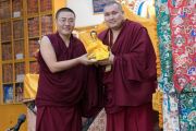 Далай-лама подарил статуи Будды главным буддийским монастырям России
