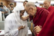 По прибытии на конференцию «Восхваление разнообразия исламского мира» Его Святейшество Далай-лама приветствует тибетца-мусульманина. Нью-Дели, Индия. 15 июня 2019 г. Фото: Тензин Чойджор.