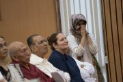 Одна из участниц конференции «Восхваление разнообразия исламского мира» слушает, как Его Святейшество Далай-лама отвечает на ее вопрос. Нью-Дели, Индия. 15 июня 2019 г. Фото: Тензин Чойджор.