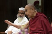 Маулана Махмуд Мадани слушает, как Его Святейшество Далай-лама отвечает на вопросы во время открытия конференции «Восхваление разнообразия исламского мира», организованной в Международном центре Индии. Нью-Дели, Индия. 15 июня 2019 г. Фото: Тензин Чойджор.