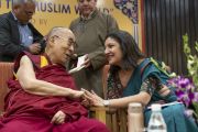 Его Святейшество Далай-лама беседует с Фарах Накви, докладчиком дневной сессии конференции «Восхваление разнообразия исламского мира», организованной в Международном центре Индии. Нью-Дели, Индия. 15 июня 2019 г. Фото: Тензин Чойджор.
