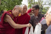 Ашраф-а-Барча из сообщества мусульман Ладака приветствует Его Святейшество Далай-ламу по прибытии в Международный центр Индии. Нью-Дели, Индия. 15 июня 2019 г. Фото: Тензин Чойджор.