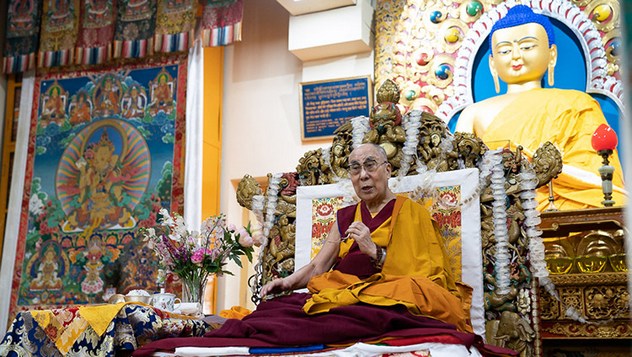 Бывшие сотрудники Центральной тибетской администрации поднесли Далай-ламе молебен о долголетии